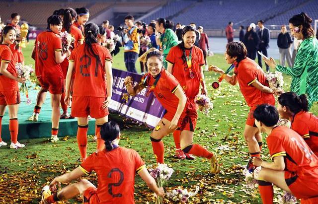 国际女足赛场惊险刺激，团队配合默契连战连胜的简单介绍