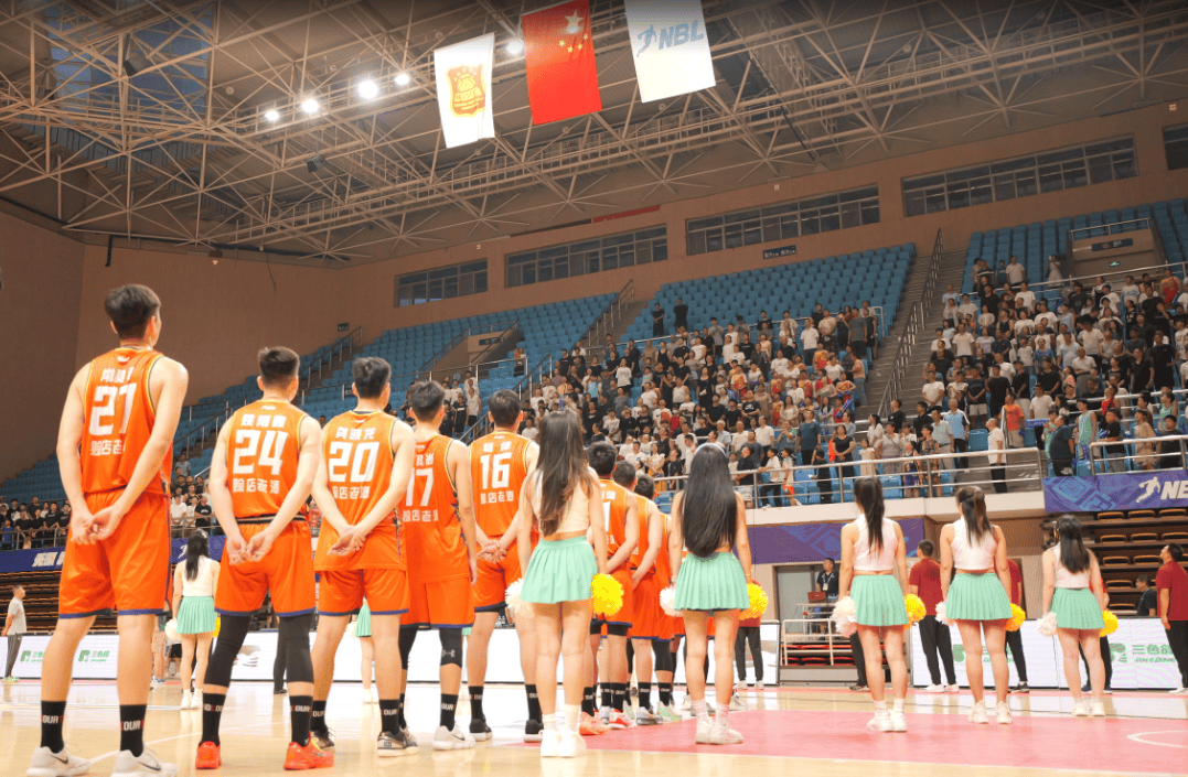 赛场上球员全力以赴，引发球迷热情支持